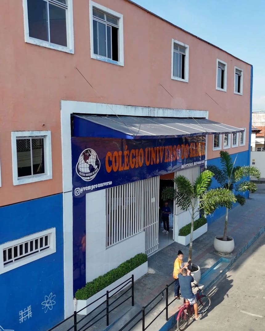 Fachada do Colégio Universo do Saber, com o letreiro azul e laranja sobre a entrada