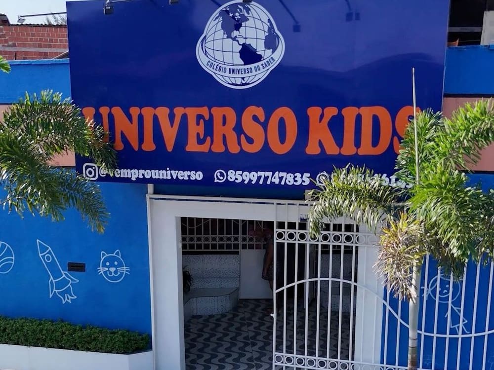 Fachada azul do Universo Kids, com o logo do colégio