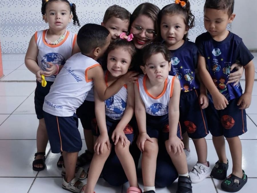 Turminha do Infantil reunida na sala, sorrindo para a foto