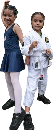 Duas alunas do Infantil lado a lado, uma de collant do balé e outra de kimono
