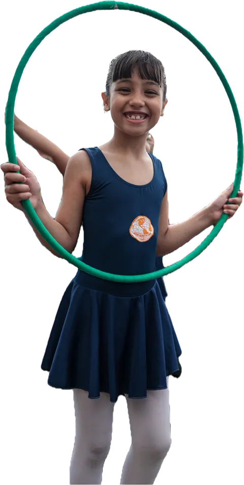 Aluna com o collant do balé segurando um bambolê