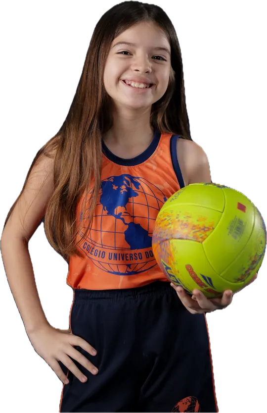 Aluna de regata esportiva segurando uma bola