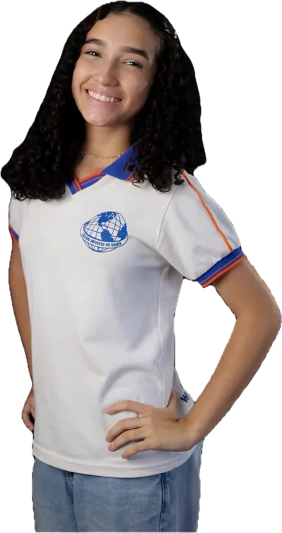 Aluna do Fundamental II sorrindo, com a polo do colégio