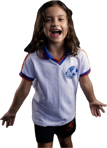 Aluna do Infantil rindo, com a polo do colégio