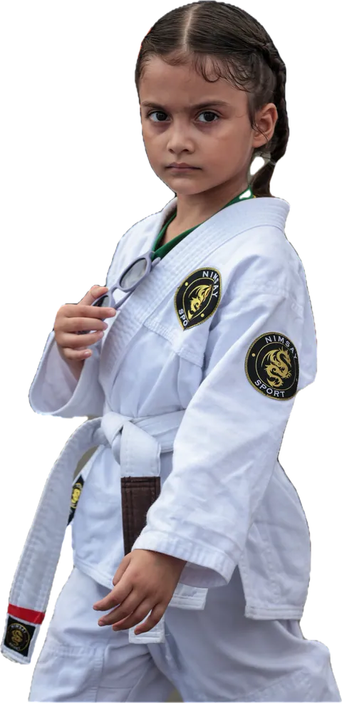 Aluna de kimono, com a faixa amarrada, pronta para o karatê