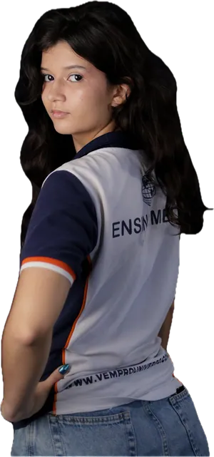 Aluna do Ensino Médio de costas, com “Ensino Médio” escrito na camisa
